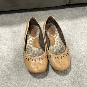 Women’s Born tan leather cut out flats size 6.5